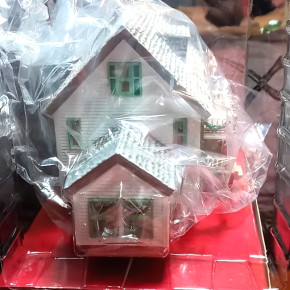 Hallmark Sarah Plain and Tall Collection Sarah's Maine House Christmas miniature - Picture 6 of 6